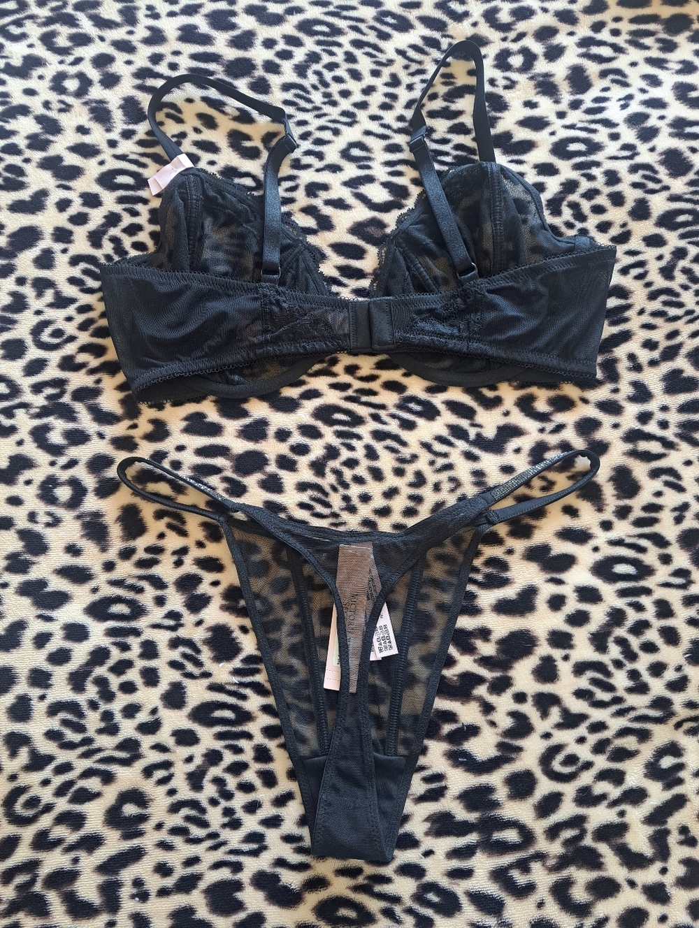 VS Lingerie Set (36D, M) New - Picture 2 of 3